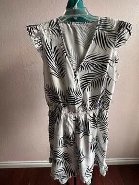 Women's Cupshe Tropical Flutter Sleeve  Romper Size M, NWT, 100% Rayon-Viscose